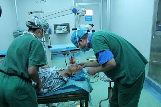 医疗服务队在为白内障病患者做免费手术