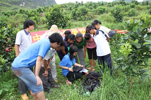 科技支农队在田间实地做病害防治指导