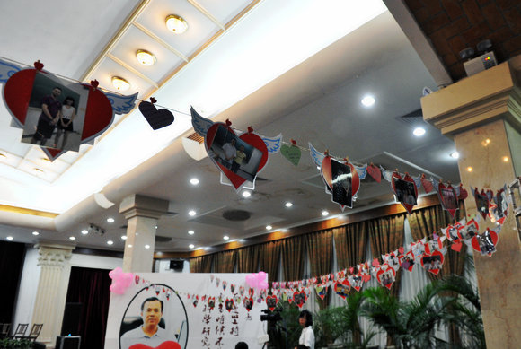 温馨的怀士堂里，挂着面向全校征集而来的“我和我的老师”照片流