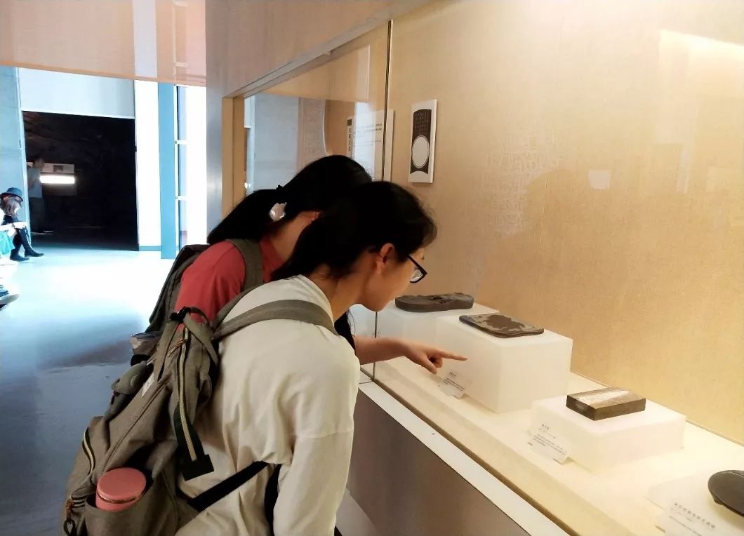 同学们参观博物馆