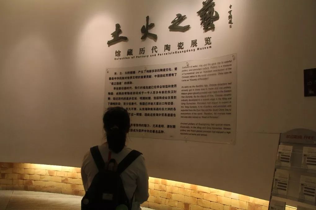 同学们参观博物馆