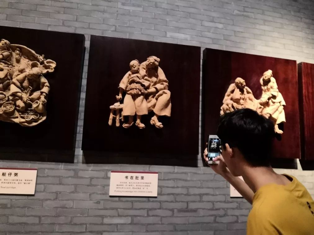 同学们参观博物馆