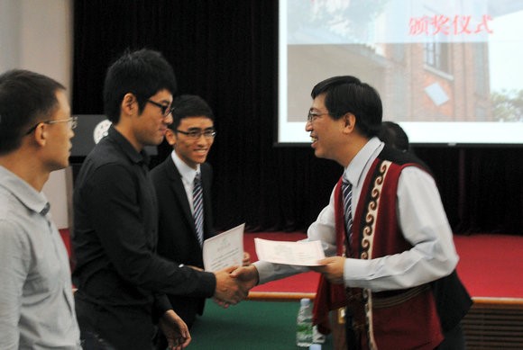 陈振川为今年获得光华教育奖学金学生颁发证书