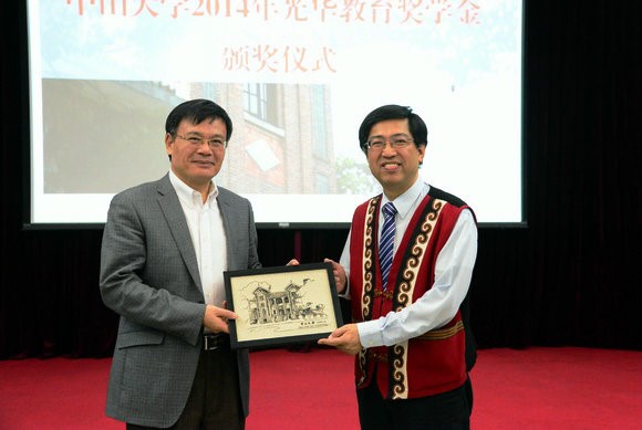 颜光美代表学校向陈振川赠送纪念品