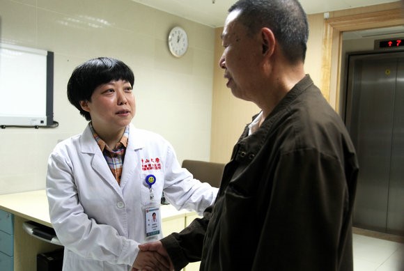 麻醉女医师路边救人不留名 医生在护士站边治疗边看诊