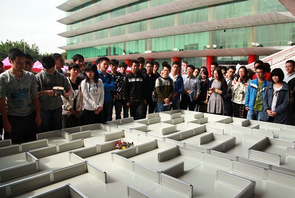 智能小车“迷宫竞速”现场吸引了不少师生、校友们前来观看