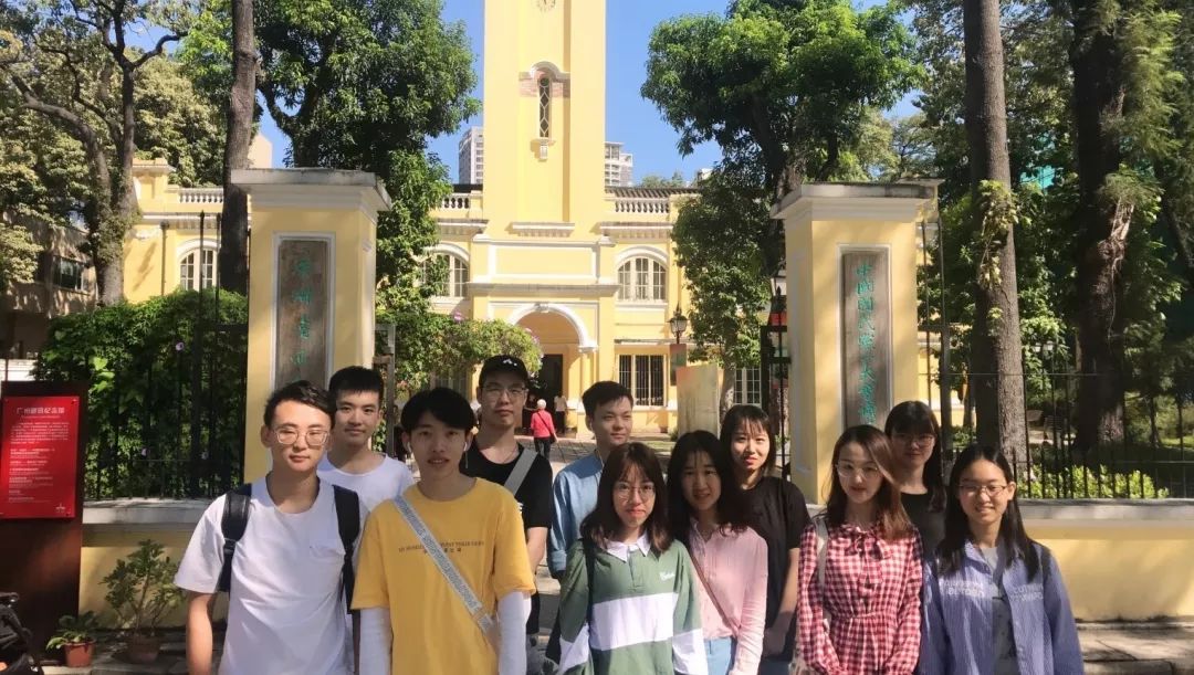 ​  团员在纪念馆前合影  ​