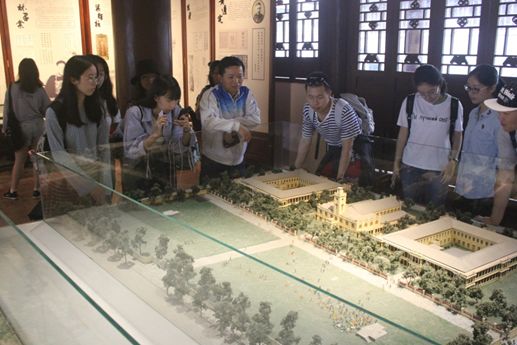 参观明远楼展览