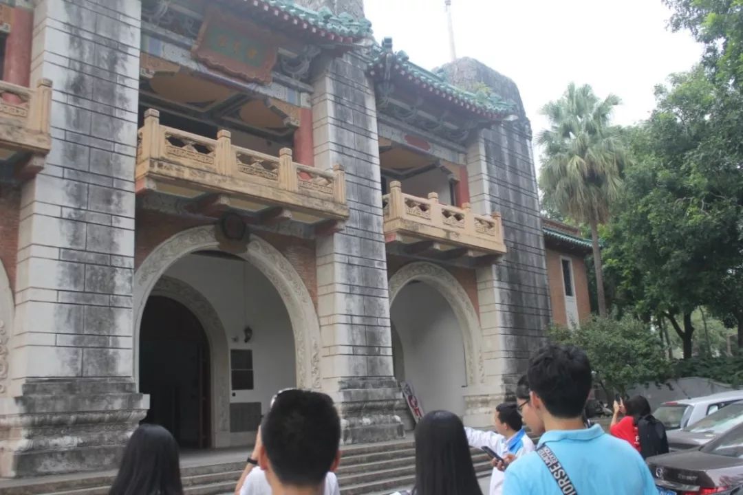 参观体育馆（今华工影院）