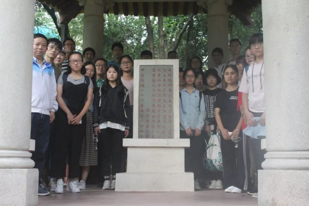   在刘义亭碑文前合影