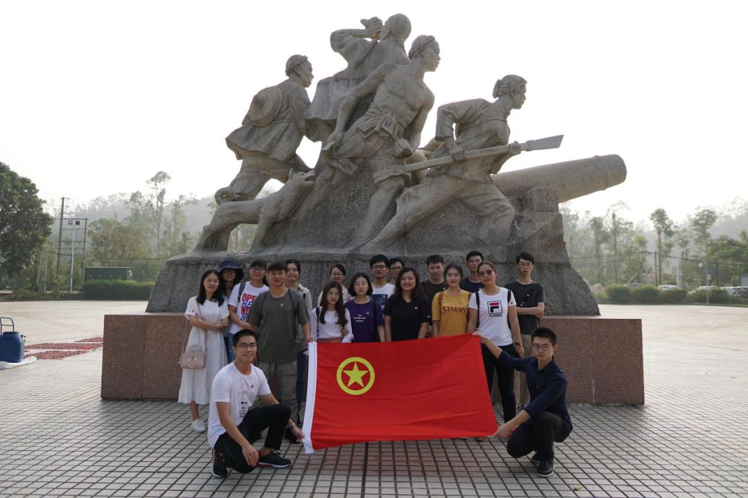 （抗英广场前合影）