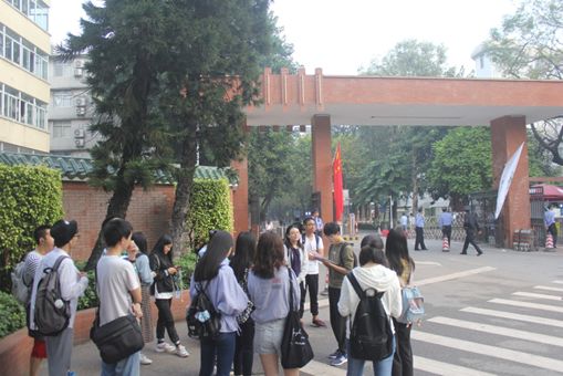 张振清助教在南校 园东门点名