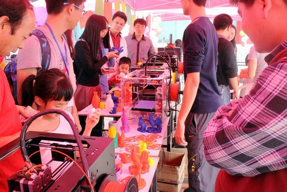 “迎校庆•工程嘉年华”科技会展活动现场，观展观众兴致盎然地观看各类展示作品