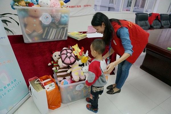 公益随手做，我们一直在行动 ——记中山三院团委“玩具书籍接力”爱心捐赠活动