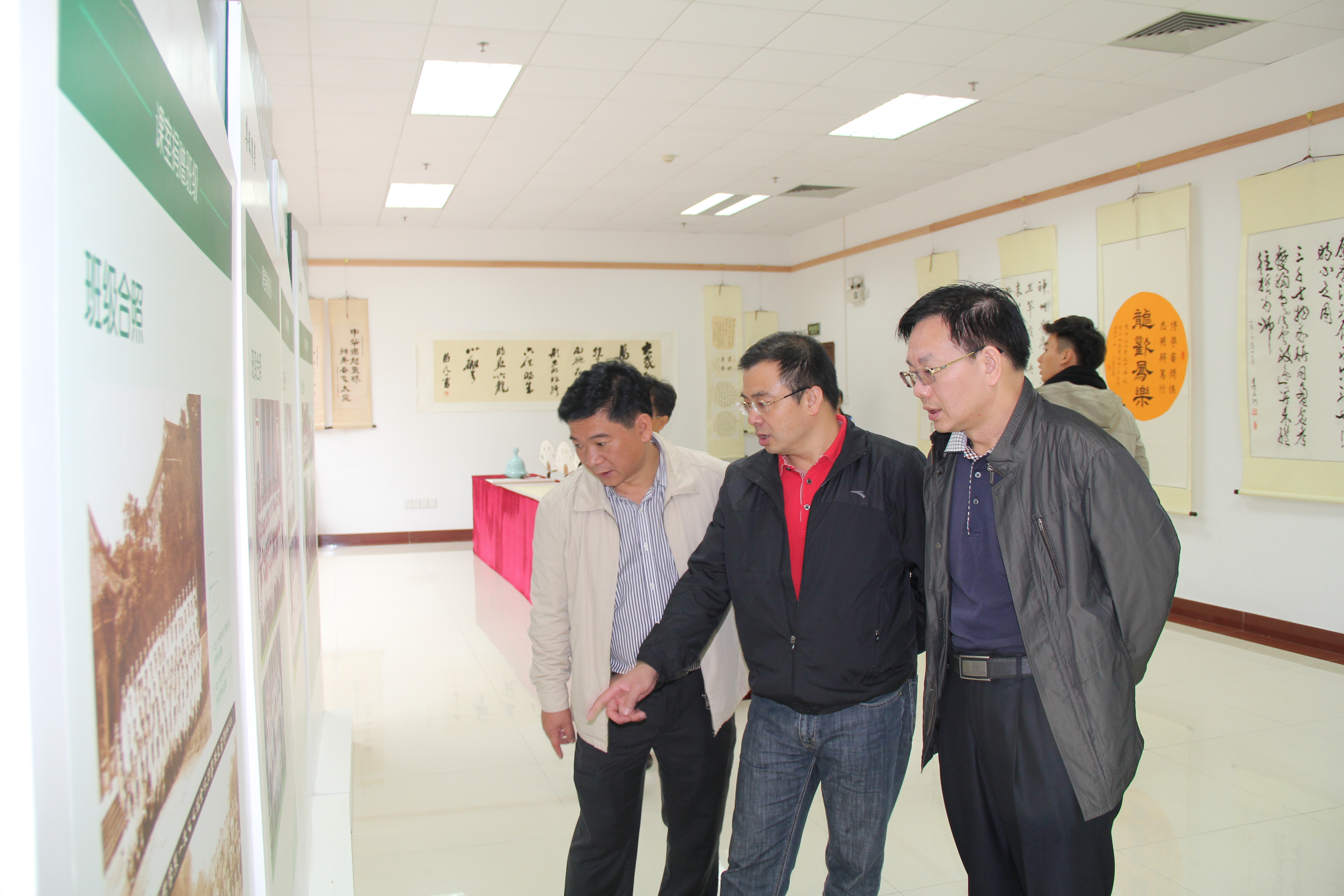 【哲学系】师生书画情浓，DV拍摄感怀母系——哲学系迎校庆艺术展隆重开幕